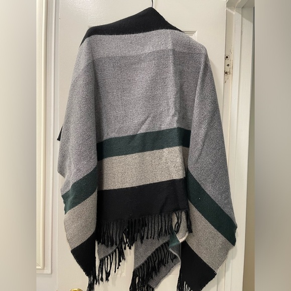 Poncho Shawl Wrap - Picture 2 of 4